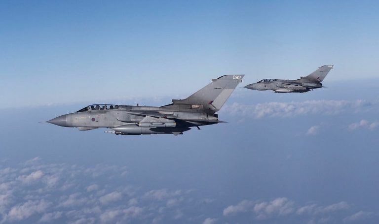Aeronavele Tornado ale forţelor aeriene britanice RAF îşi marchează pensionarea cu o serie de “zboruri festive finale”