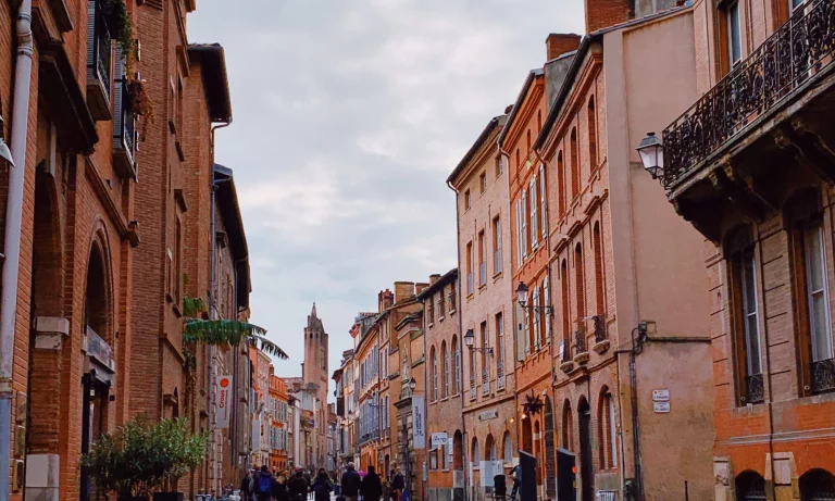Un imobil vechi din centrul oraşului Toulouse s-a prăbuşit
