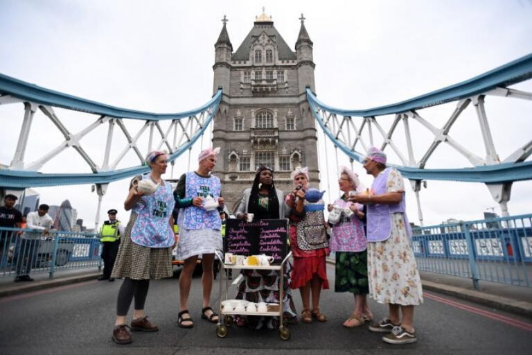 Tower Bridge din capitala Marii Britanii, blocat de activişti ecologişti