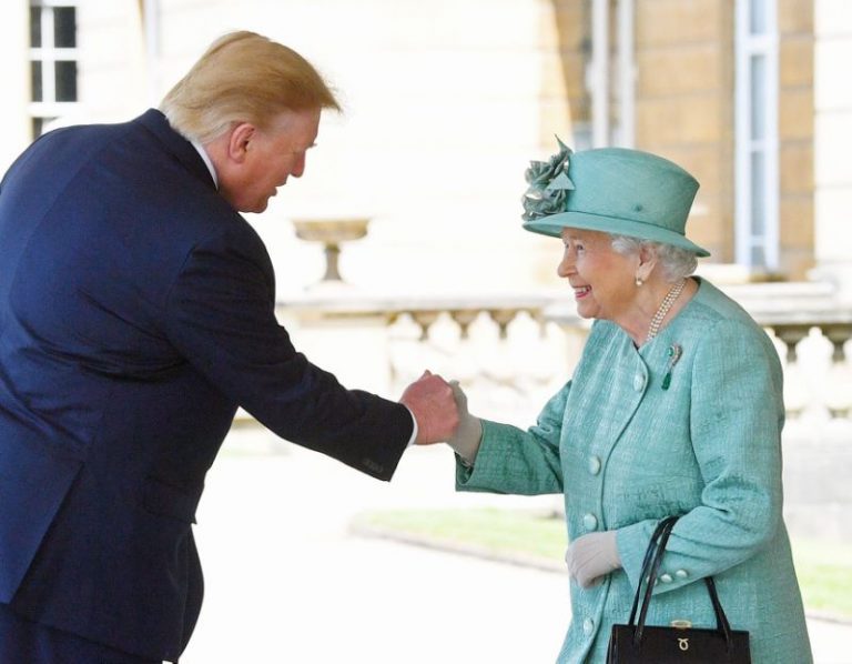 O nouă gafă marca Trump: Președintele american nu a salutat-o pe regina Elizabeth ciocnindu-şi pumnii