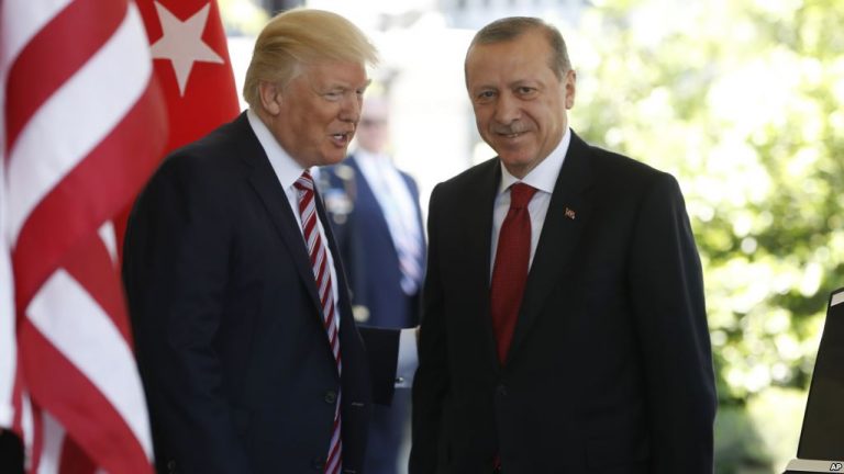 Trump i-a ”mulţumit” lui Erdogan ”pentru ajutorul” dat pentru eliberarea pastorului american Brunson