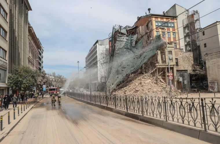 O clădire s-a prăbușit în Turcia. Mai mulți oameni au rămas blocați sub dărâmături