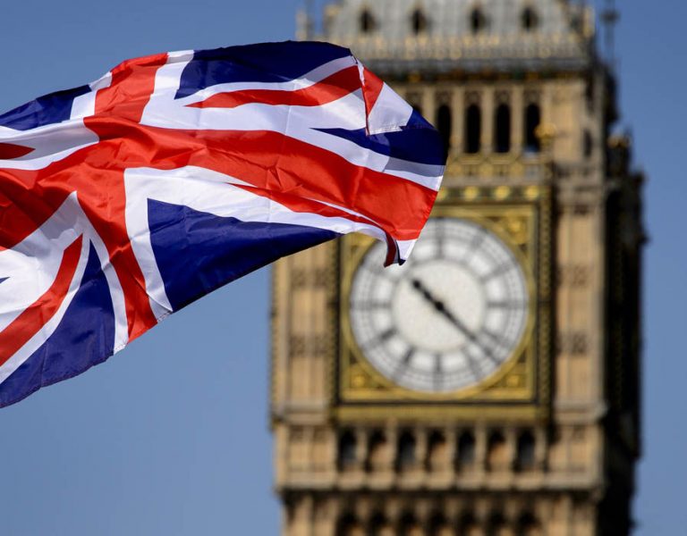 Londra anunţă o remaniere guvernamentală masivă. Patru miniştri rămân în funcţii