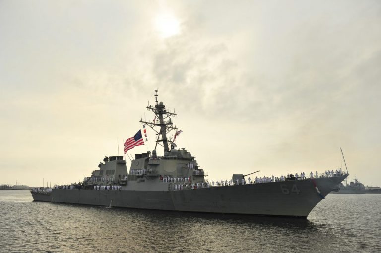 Distrugătorul USS Carney a intrat duminică în Marea Neagră