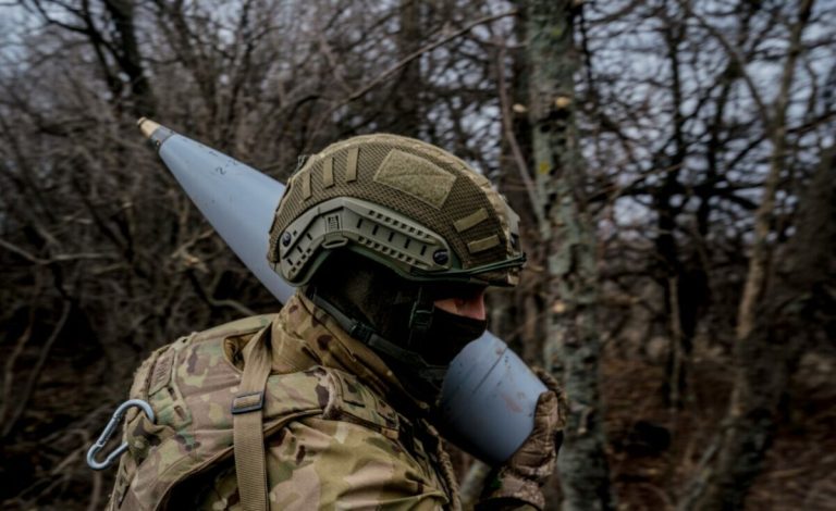 Ucrainenii ridică armele-momeală la nivel de artă. Producția a explodat pe fondul deficitului de muniție de pe câmpul de luptă