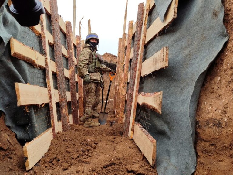 Zelenski:  În Ucraina se construiesc fortificații cu trei benzi cu o lungime de 2 mii km