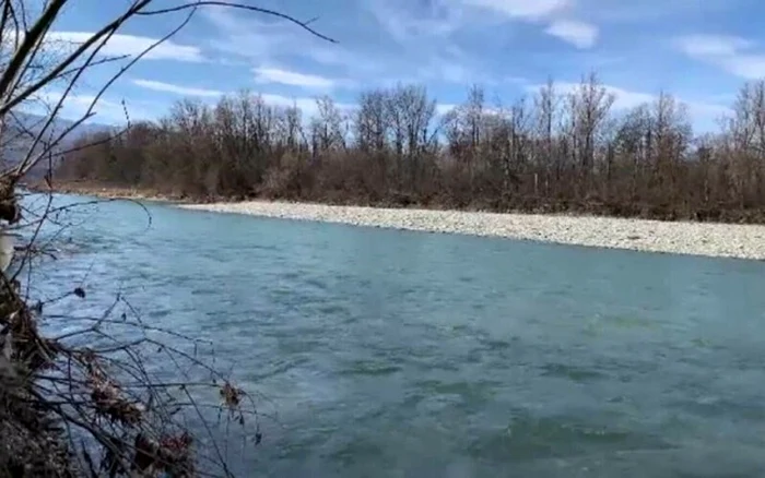 Trei bărbaţi s-au înecat în râul Tisa în timp ce încercau să părăsească Ucraina, la graniţă cu România