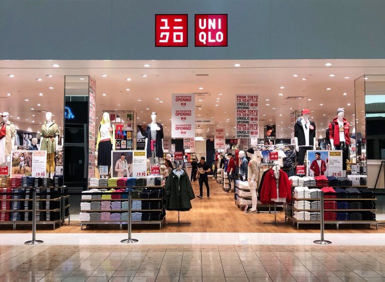 Retailerul japonez Uniqlo a închis aproape jumătate din magazinele din China