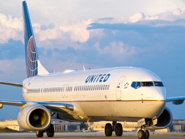 United Airlines va concedia aproape 600 de angajaţi care au decis să nu se vaccineze