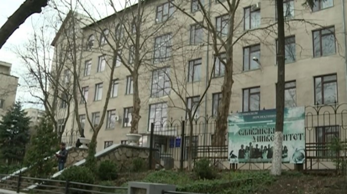 Universitatea Slavonă își suspendă activitatea. Studenții urmează să fie transferați în cadrul altor universități