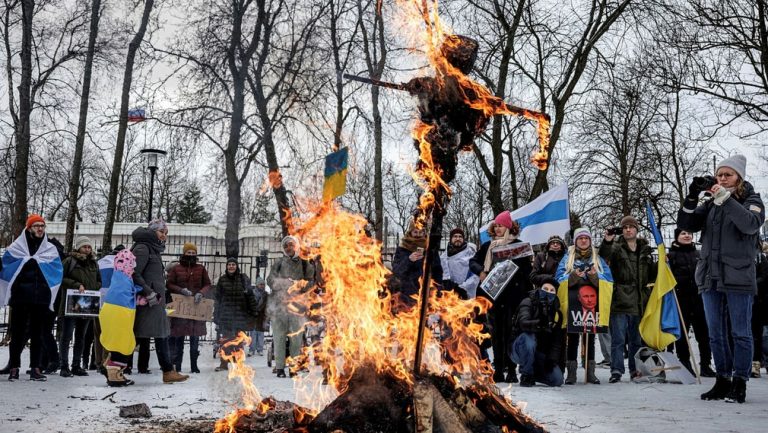 Protest inedit în apropierea ambasadei Rusiei la Stockholm: o păpuşă reprezentându-l pe Vladimir Putin a fost arsă