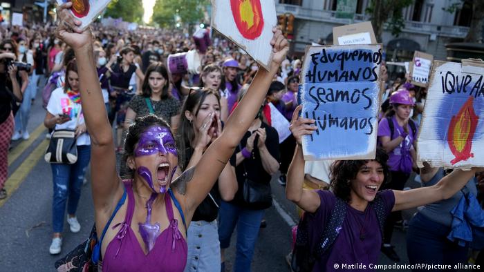 Mii de femei din Uruguay au protestat față de violențele sexuale