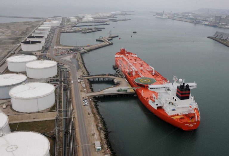 Activiștii Greenpeace au blocat un petrolier rusesc să descarce zeci de mii de tone kerosen în Norvegia