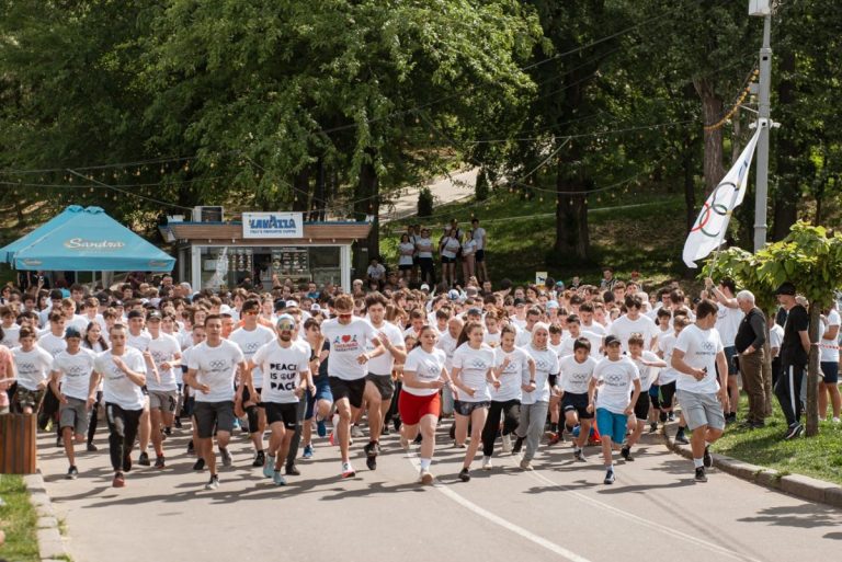 Oamenii au celebrat „Ziua Sportivului și a Mișcării Olimpice”, prin concursuri şi diverse probe, în parcul „Valea Morilor” din Chișinău