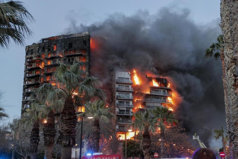 Alertă la Valencia – Un incendiu care a cuprins un bloc de 14 etaje; 13 răniţi (VIDEO)