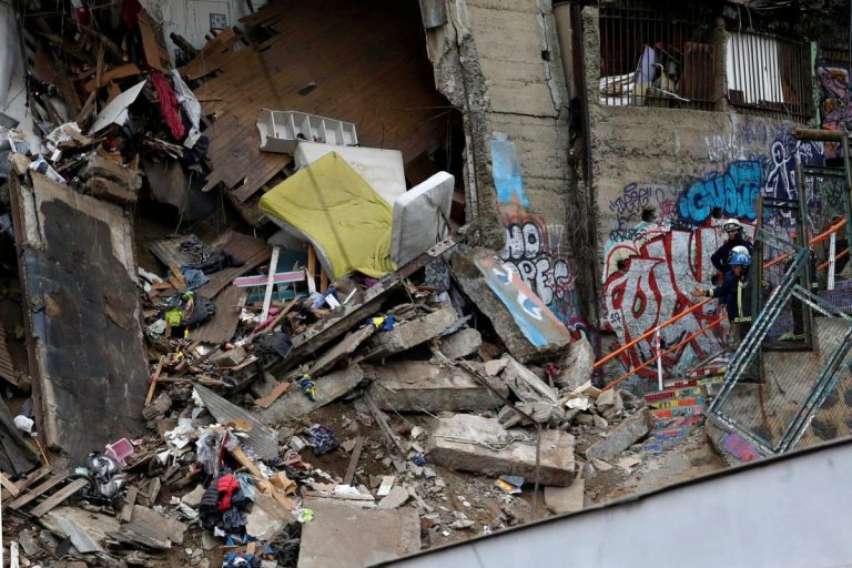 Două case s-au prăbușit în orașul Valparaiso din Chile. Cel puțin șase morți