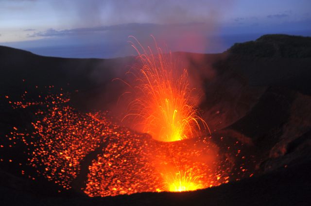 Autorităţile din Vanuatu au dispus evacuarea completă a unei insule, din cauza activităţii vulcanice