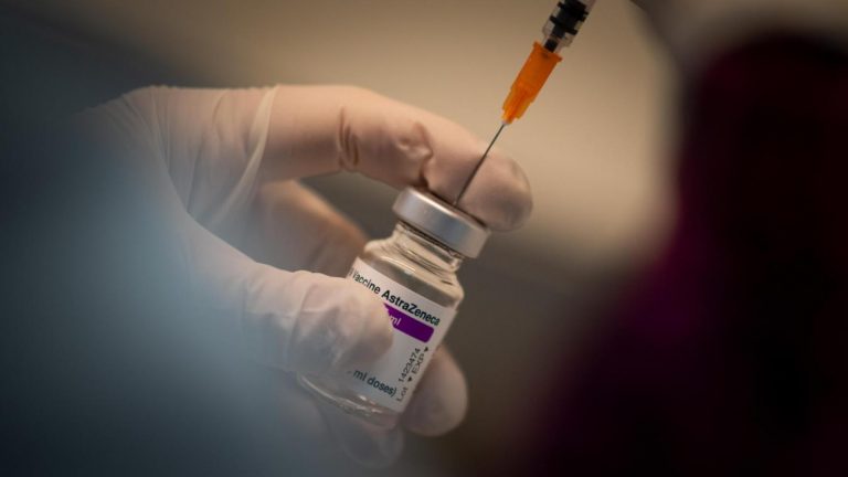 O englezoaică a murit în Cipru după ce s-a vaccinat cu AstraZeneca
