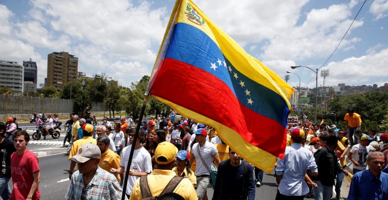 Venezuela: Parlamentul lansează un apel la mobilizare în favoarea unui “guvern de tranziţie”