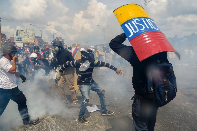 Venezuela: Ciocniri între forţele de ordine şi manifestanţi ai opoziţiei la Caracas (VIDEO)