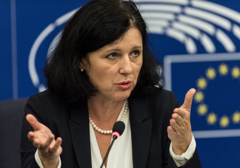 Vera Jourova: Comisia Europeană vrea să înăsprească lupta împotriva instigării la ură în mediul online