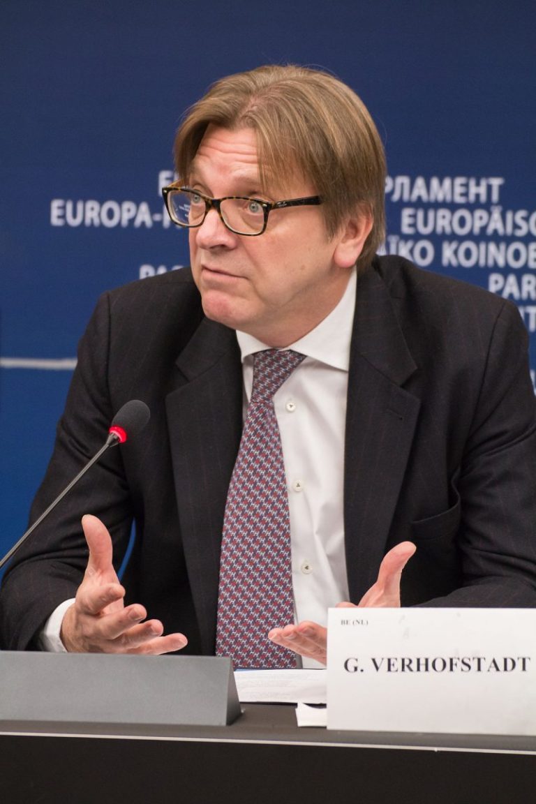 Verhofstadt ameninţă cu un vot împotriva noii Comisii dacă denumirea portofoliului care a creat controverse nu se schimbă