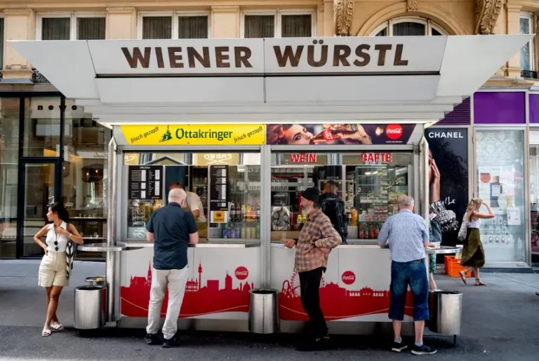 Faimosele standuri cu cârnaţi din Viena ar putea fi înscrise în patrimoniul UNESCO