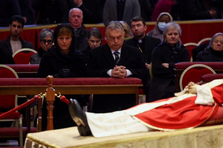 Premierul ungar Viktor Orban a venit la catafalcul fostului papă Benedict al XVI-lea