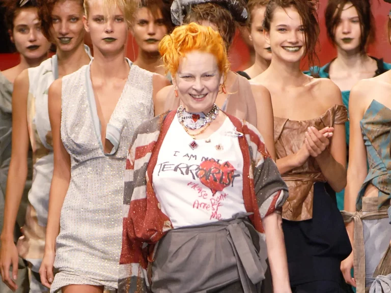 Haine şi bijuterii care i-au aparţinut creatoarei Vivienne Westwood, scoase la licitaţie la sfârşitul lunii iunie