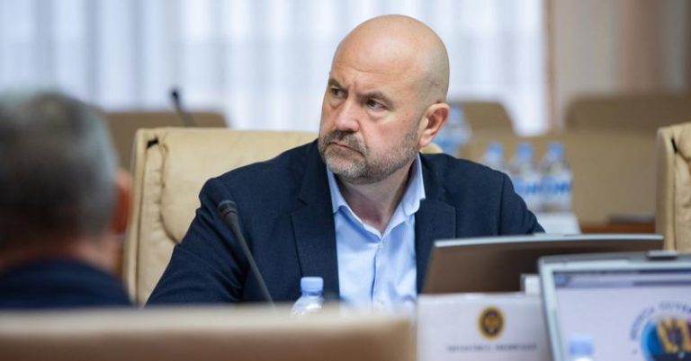 Ministrul Bolea i-a chemat pe agricultori la dialog: ‘Am venit în întâmpinarea solicitărilor lor’