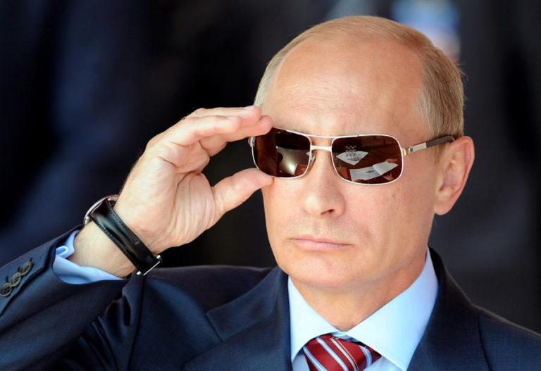 Vladimir Putin este reprezentat ca erou în mai multe lucrări artistice prezentate într-o expoziţie numită “Superputin”