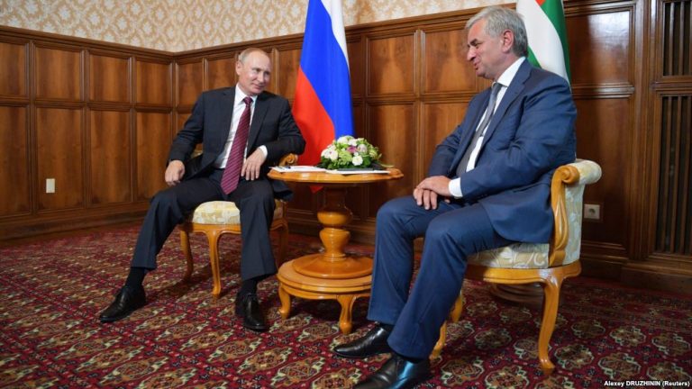 Vladimir Putin a vizitat provincia separatistă georgiană Abhazia, la nouă ani de la începerea războiului ruso-georgian