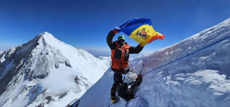 Povestea unui moldovean care a urcat pe cel mai înalt munte din lume. Tricolorul înălțat pe Everest