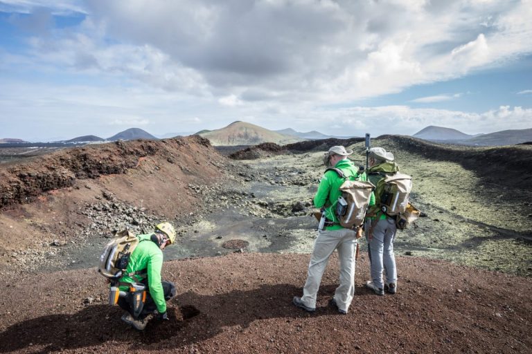 Astronauţii de la ESA şi NASA se antrenează pe un vulcan din Insulele Canare pentru viitoarele misiuni din spaţiul îndepărtat