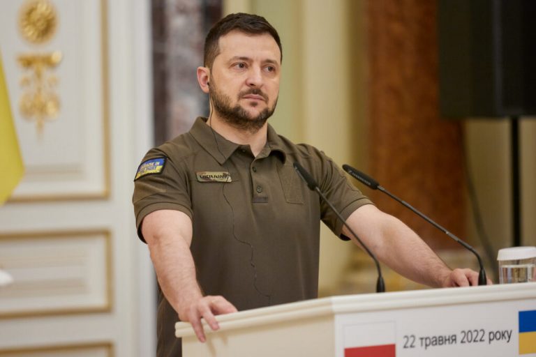 Zelenski cere conducerii militare ucrainene să nu ia decizii fără consultarea sa