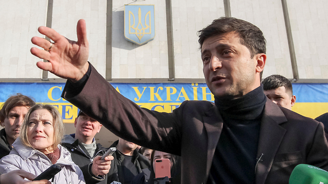 Actorul Volodymyr Zelenskiy îşi majorează avansul în cursa electorală prezidenţială din Ucraina (sondaj)
