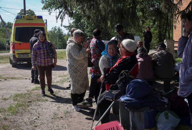 Kievul acuză că locuitori din oraşele de graniţă sunt luaţi captivi de forţele ruse, pentru a fi folosiţi ca scuturi umane