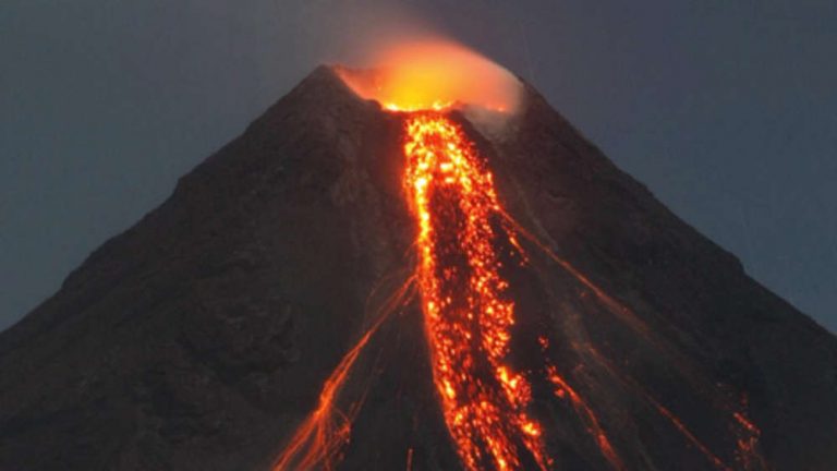 Vulcanul Manam din Papua Noua Guinee a erupt