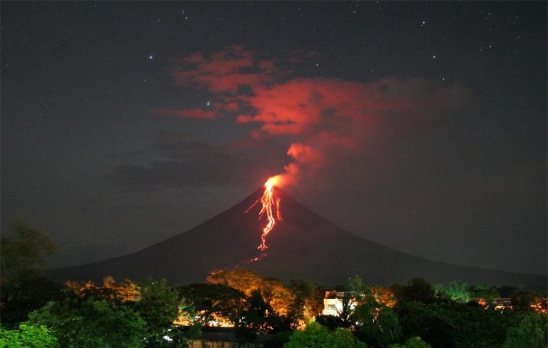 Filipine : Autoritățile au ridicat nivelul de alertă privind vulcanul Mayon