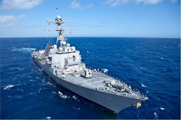 În plin conflict comercial chino-american, distrugătorul USS Wayne E. Meyer navighează prin Marea Chinei de Sud