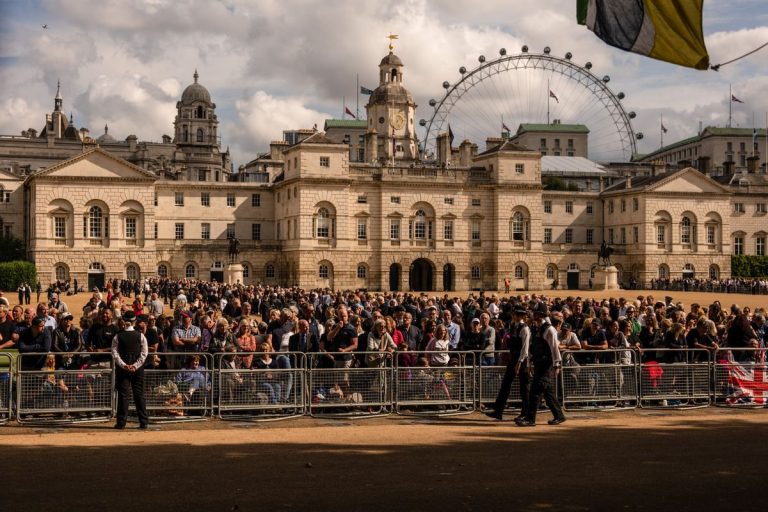 Administraţia din Londra a început curăţenia după miile de persoane care au aşteptat la coadă la Westminster Hall