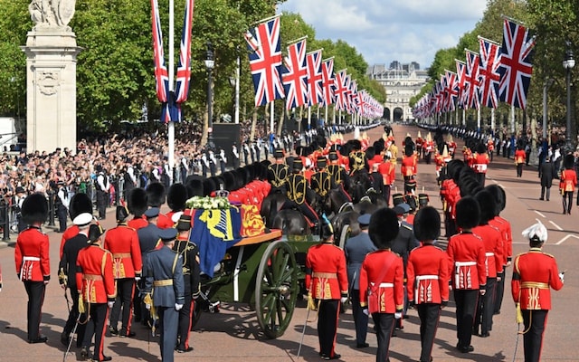 Sicriul Reginei Elisabeta a II-a a ajuns la Palatul Westminster și încep funeraliile – VIDEO