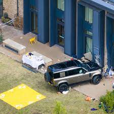 O maşină a intrat în plină viteză în curtea unei şcoli primare din Wimbledon: O fetiţă a fost ucisă; 16 răniţi