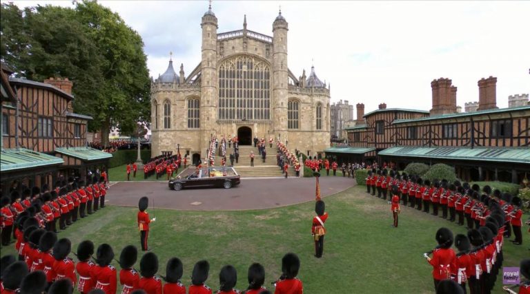 Membrii Familiei Regale revin la capela St George de la Windsor pentru slujba privată de înmormântare a Reginei