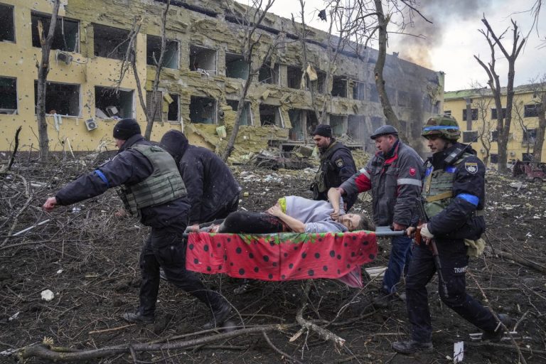 Un ucrainean, laureatul World Press Photo, cu o imagine de la bombardarea maternităţii din Mariupol