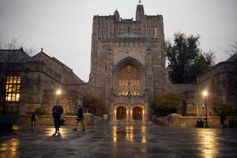 Universitatea Yale, acuzată că îi discriminează pe asiatici şi albi la admitere