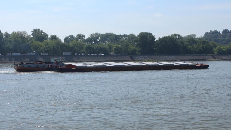 Pericol pe Dunăre, după ce o barjă încărcată cu 1.000 de tone azot s-a scufundat