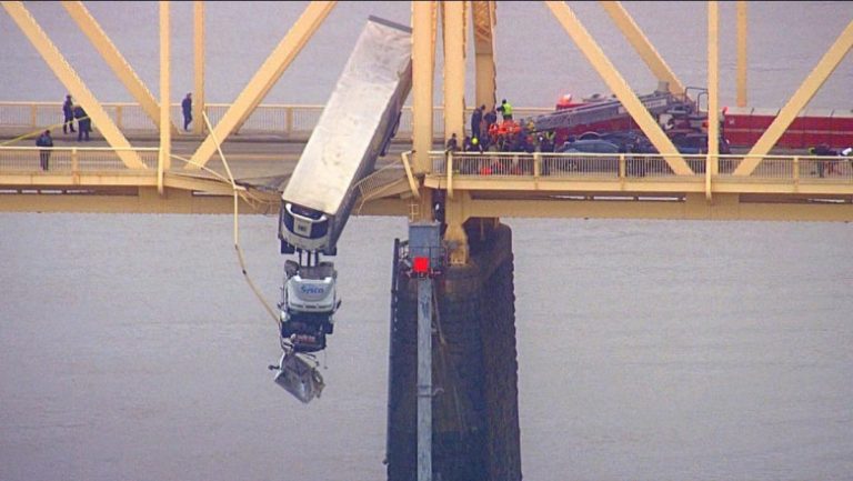 Salvare incredibilă în SUA. O femeie a fost scoasă dintr-un camion care atârna în gol pe marginea unui pod