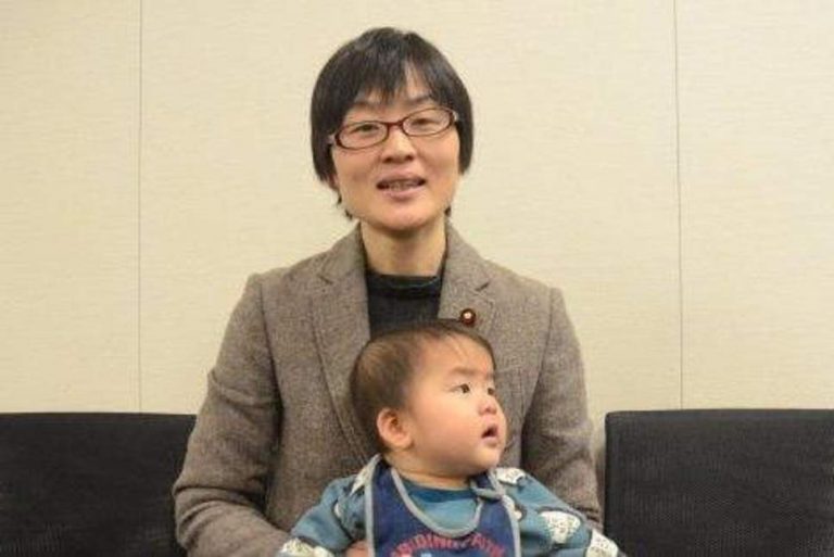 Japonia: O politiciană, dată afară dintr-o şedinţă municipală după ce a mestecat o pastilă de tuse