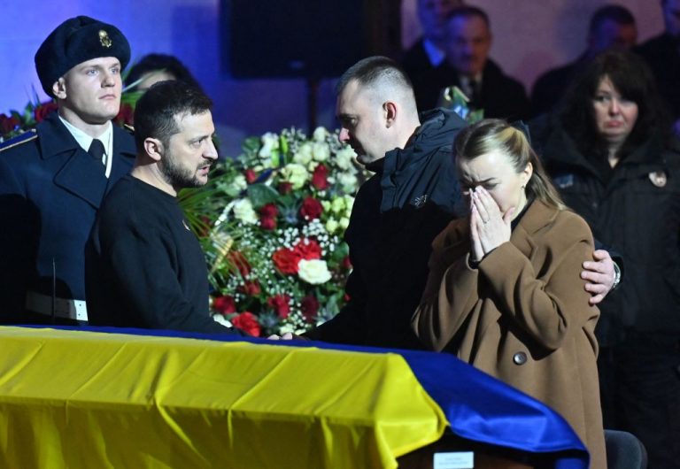 Zelenski a asistat la ceremonia funerară pentru oficialii decedaţi în elicopterul prăbuşit lângă Kiev